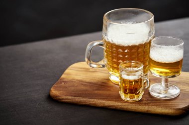 üç altın lezzetli bira eski siyah ahşap masa