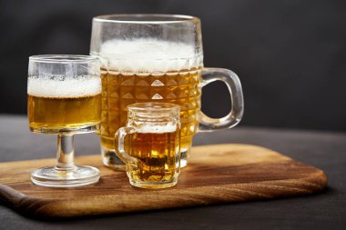 üç altın lezzetli bira eski siyah ahşap masa