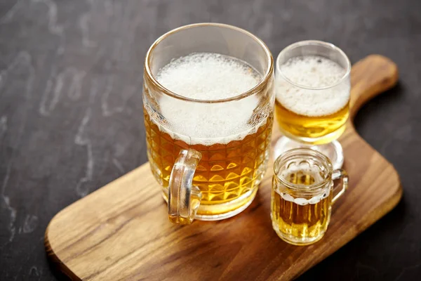 üç altın lezzetli bira eski siyah ahşap masa