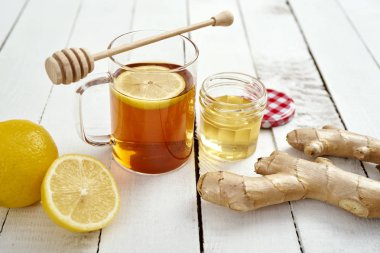 eski ahşap masa zencefil ve ballı limonlu lezzetli sıcak çay