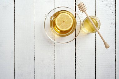 lezzetli sıcak çay limon ve bal eski ahşap masa