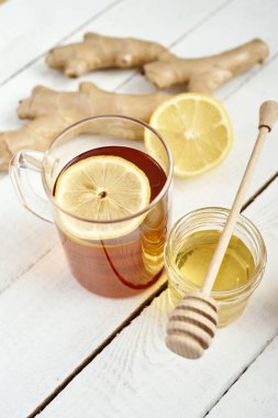 eski ahşap masa zencefil ve ballı limonlu lezzetli sıcak çay
