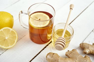 eski ahşap masa zencefil ve ballı limonlu lezzetli sıcak çay