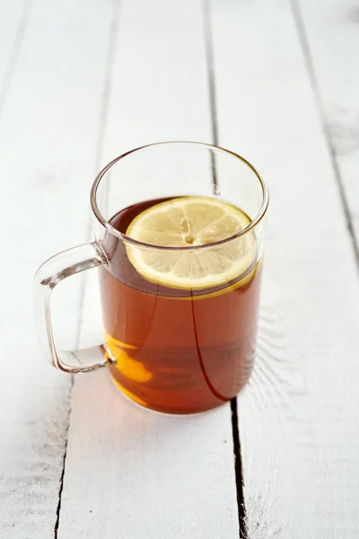 Pyszne gorącą herbatę z miodem i cytryna na starym drewnianym stole — Zdjęcie stockowe