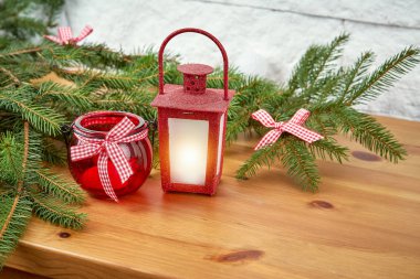 Ladin ve fener bir tuğla duvar arka plan üzerinde bir rafta dallar ile Noel dekorasyon