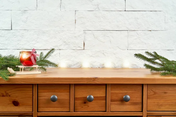 Weihnachtsdekoration mit Fichtenzweigen und Laterne auf einem Regal im Hintergrund einer Ziegelwand — Stockfoto