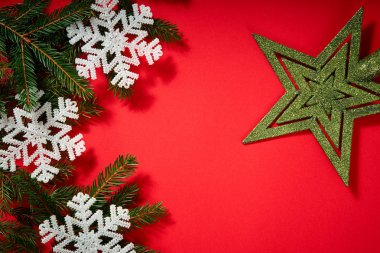 Ladin twigs ile kırmızı bir arka plan üzerinde güzel Noel beyaz yıldız