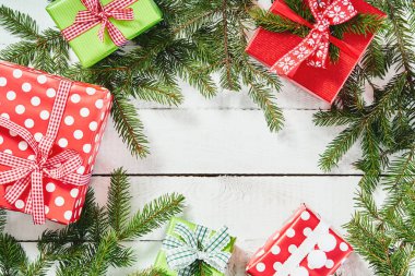 Ladin ve hediye Beyaz ahşap masa üzerinde dallar ile güzel Noel çerçeve