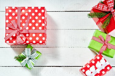 renkli Noel hediyeleri Beyaz ahşap masa üzerinde üstten görünüm