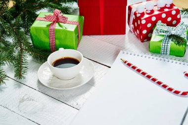 Noel Baba ve Noel süslemeleri bir beyaz tahta masada bir kalem için boş mektup