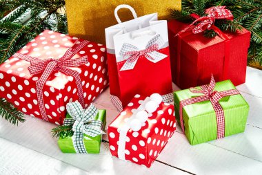 güzel renkli çanta ve bir beyaz tahta masada Noel hediyeleri