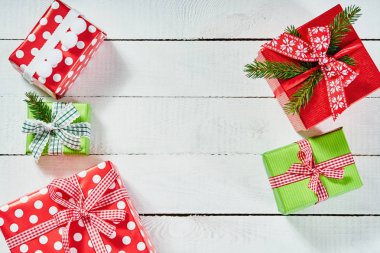 renkli Noel hediyeleri Beyaz ahşap masa üzerinde üstten görünüm