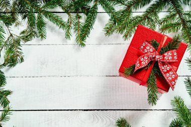 Ladin ve hediye Beyaz ahşap masa üzerinde dallar ile güzel Noel çerçeve