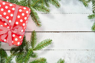 Ladin ve hediye Beyaz ahşap masa üzerinde dallar ile güzel Noel çerçeve