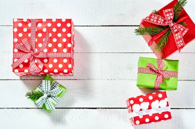 renkli Noel hediyeleri Beyaz ahşap masa üzerinde üstten görünüm