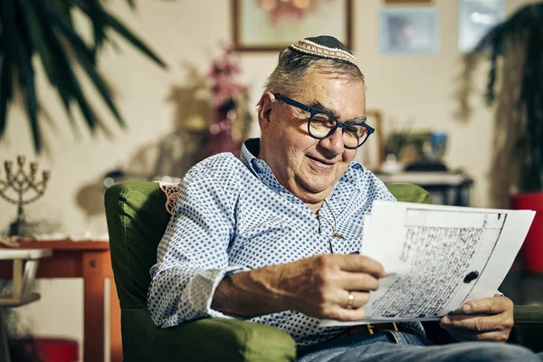 Judío Mayor Con Gafas Sentado Sillón Leyendo Libro Torá —  Fotos de Stock