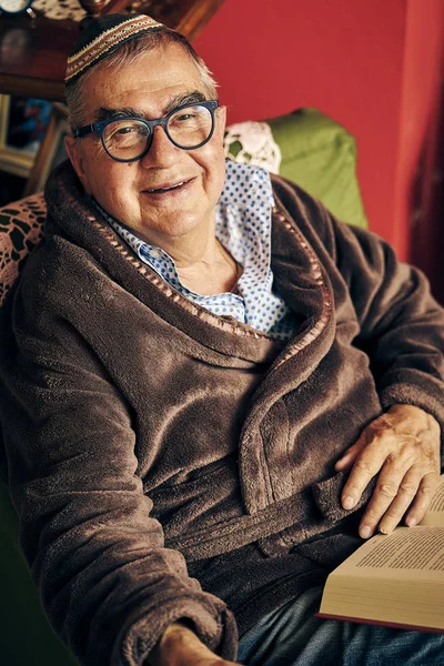 Judío mayor con gafas en el sillón leyendo un libro de la Torá —  Fotos de Stock