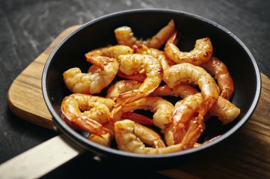 taze lezzetli kızarmış karides bir pan ve ahşap tahta