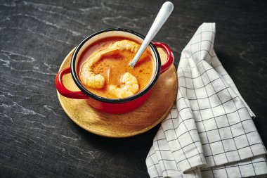 karides kırmızı bir pot ve bir kaşık ile geleneksel Tay çorbası