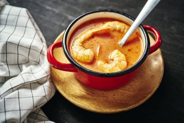 karides kırmızı bir pot ve bir kaşık ile geleneksel Tay çorbası