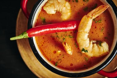 biber biber ile kırmızı bir tencerede karidesli geleneksel Tay çorbası