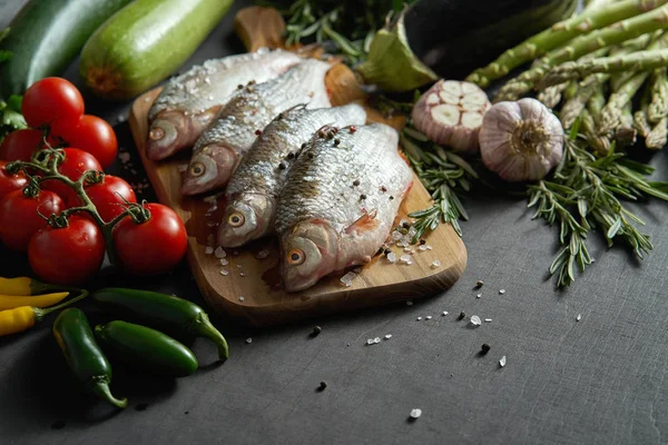 Cuatro Pescados Dorada Crudos Frescos Una Tabla Madera Con Sistema — Foto de Stock