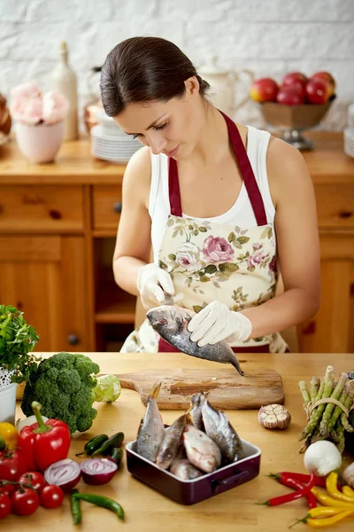 Hermosa Joven Morena Prepara Pescado Fresco Una Mesa Llena Verduras —  Fotos de Stock