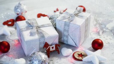 Gümüş hediye ve kırmızı baubles ile parlak Noel masa dekorasyon