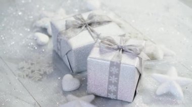 kar taneleri ve beyaz yıldız parlak Noel masa dekorasyon iki gümüş ile sunar