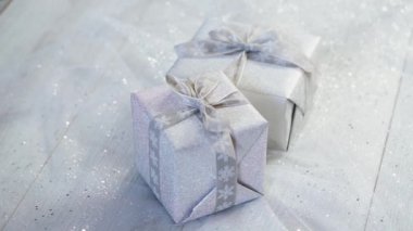 parlak Noel masa dekorasyon ile iki gümüş kurdele ile sunar