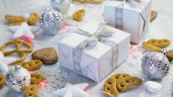 Mesa Navidad Brillante Decoración Con Regalos Plata Bolas Galletas Caseras — Vídeos de Stock