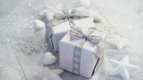 Mesa Navidad Brillante Decoración Con Dos Regalos Plata Con Copos — Vídeo de stock