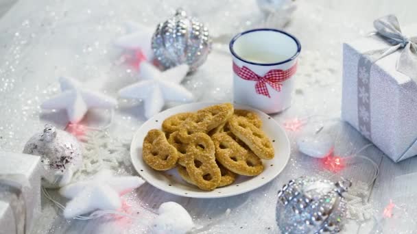 Csillogó Karácsonyi Dekoráció Ezüst Ajándékok Házi Sütemények Egy Csésze Tej — Stock videók