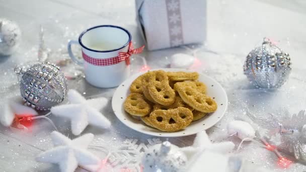 Decoração Natal Brilhante Com Presentes Prata Biscoitos Caseiros Uma Xícara — Vídeo de Stock