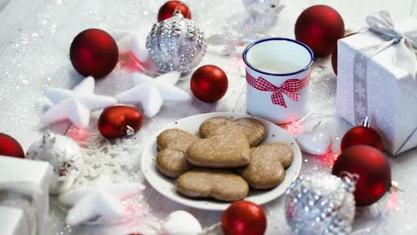 Brillante Decoración Navidad Con Regalos Plata Burbujas Rojas Galletas Caseras — Vídeos de Stock