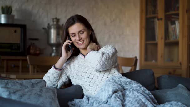 Gyönyörű Kanapén Burkolózva Egy Takarót Beszél Telefonon — Stock videók