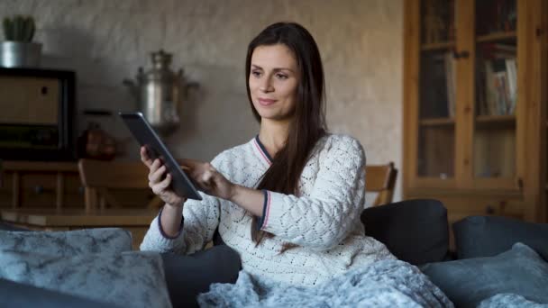Bela Mulher Sentada Sofá Envolto Cobertor Usa Tablet — Vídeo de Stock