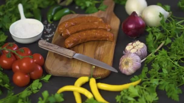 Trois Délicieuses Saucisses Aux Légumes Différents Sur Une Planche Bois — Video