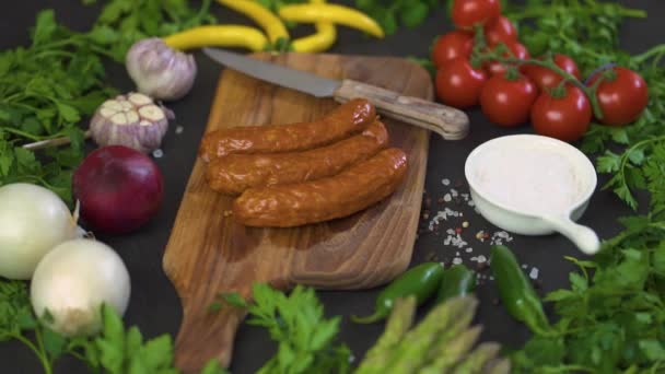 Tres Deliciosas Salchichas Con Diferentes Verduras Una Tabla Madera Cuchillo — Vídeos de Stock