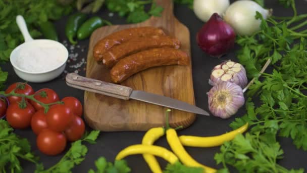 Tres Deliciosas Salchichas Con Diferentes Verduras Una Tabla Madera Cuchillo — Vídeos de Stock