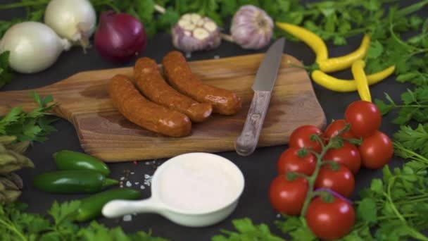 Tres Deliciosas Salchichas Con Diferentes Verduras Una Tabla Madera Cuchillo — Vídeos de Stock