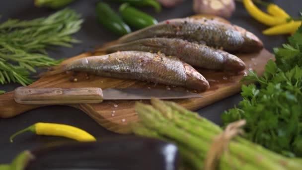 Tres Pescados Dorada Crudos Frescos Una Tabla Madera Con Sistema — Vídeo de stock