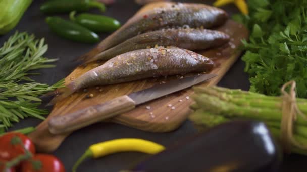Taze Çiğ Dorada Balık Sebze Siyah Bir Tablo Üzerinde Bir — Stok video