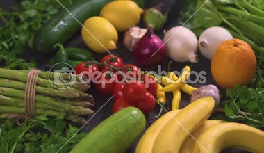 Organik, renkli ve taze sebze siyah ahşap bir masa üzerinde büyük set