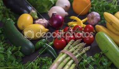 Organik, renkli ve taze sebze siyah ahşap bir masa üzerinde büyük set