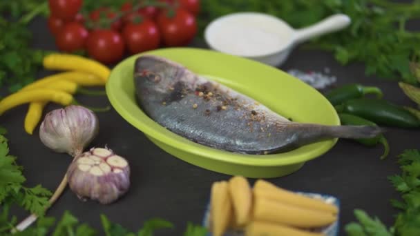 Ένα Φρέσκο Ωμό Dorada Ψάρια Ένα Πράσινο Πιάτο Λαχανικά Έναν — Αρχείο Βίντεο