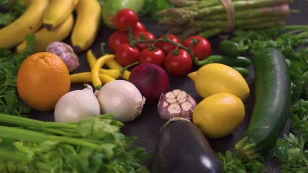 Velká Sada Organických Barevné Čerstvé Zeleniny Černý Dřevěný Stůl — Stock video