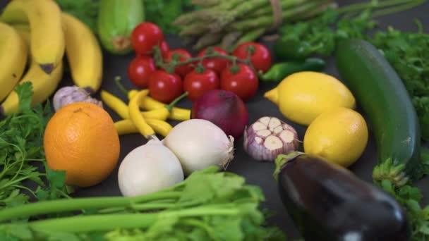 Grande Conjunto Vegetais Orgânicos Coloridos Frescos Uma Mesa Madeira Preta — Vídeo de Stock