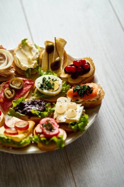 plaka ile renkli ve sağlıklı sandviç ya da tapas ahşap tablo