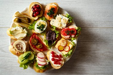 renkli ve sağlıklı sandviç ya da tapas ile plaka üstten görünüm ahşap tablo
